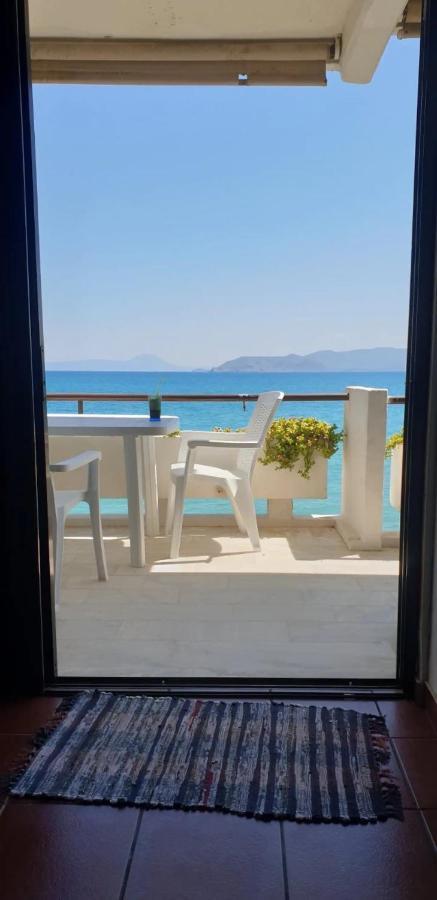 Stunning Beachfront Apartment Stratos Nerántza Exteriör bild