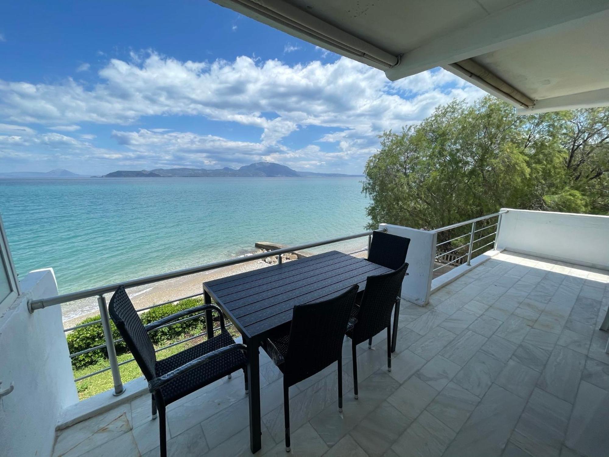 Stunning Beachfront Apartment Stratos Nerántza Exteriör bild